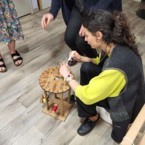 Eva Premillieu s'essaye au kumihimo avec un marudai Discover Kumihimo braiding