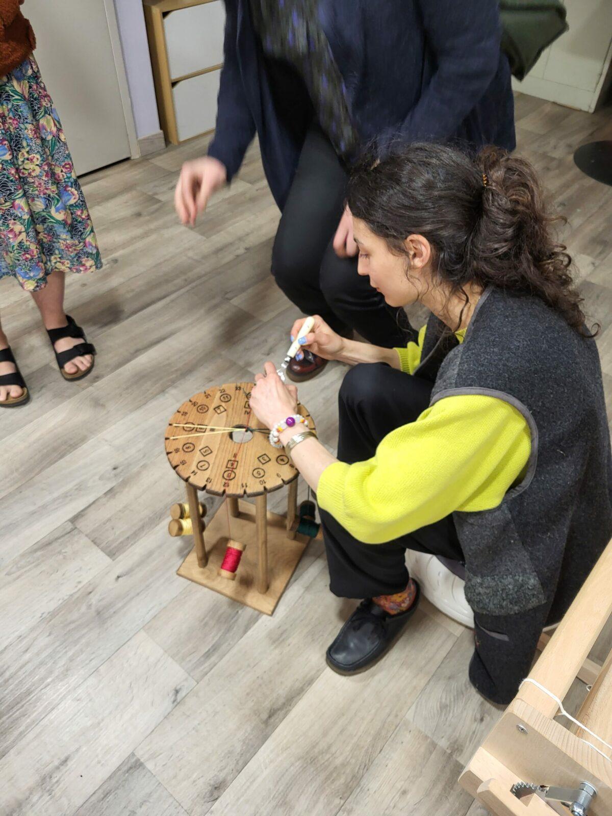 Eva Premillieu s'essaye au kumihimo avec un marudai Discover Kumihimo braiding